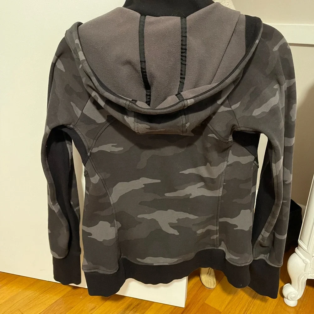 EUC Athleta Triumph Printed Hoodie - SIZE SMALL - Picture 5 of 9